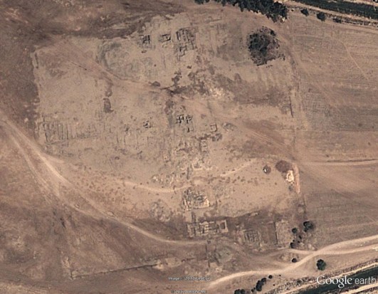 Una foto aerea del sito che mostra il suo layout complessivo, che risale al 2012 quando rimaneva un tampone di deserto attorno a gran parte del complesso.